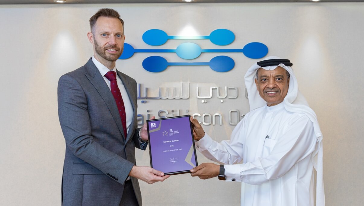 Director General of Dubai Silicon Oasis (DSO) Dr. Juma Al Matrooshi receives an award from fDi Insights (Financial Times)